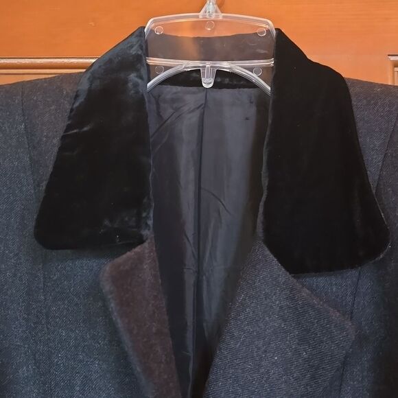 Elegant Wool Black Blazer and Skirt Set. EXCELLENT COND! - Picture 5 of 16